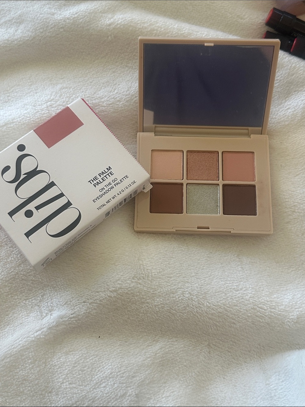 NIB dibs. The Palm Palette Eyeshadow Peaches in Hand